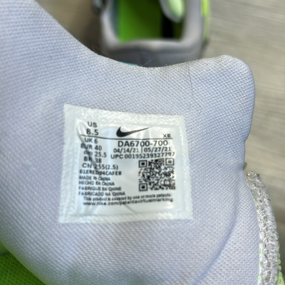Nike Air Zoom Pegasus Flyease woman’s athletic shoes volt, black, green size 8.5 - Picture 12 of 12